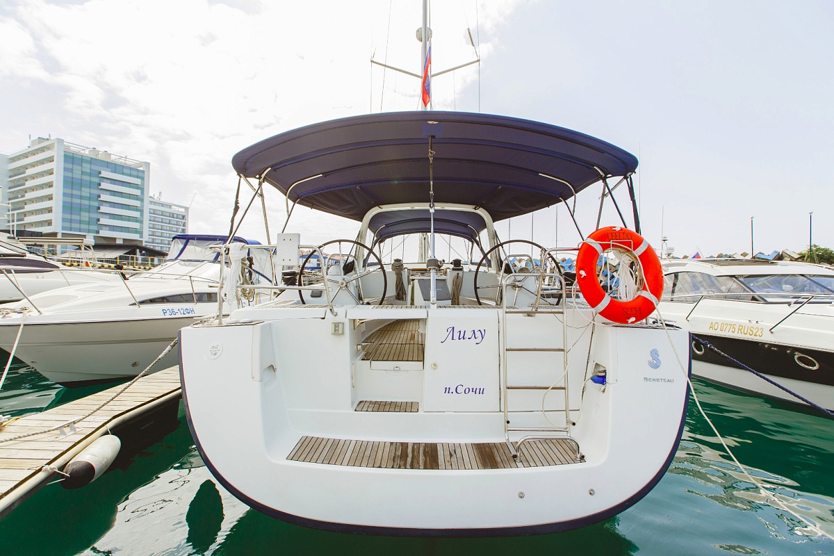 Аренда парусной яхты BENETEAU OCEANIS 50 в Сочи - корма